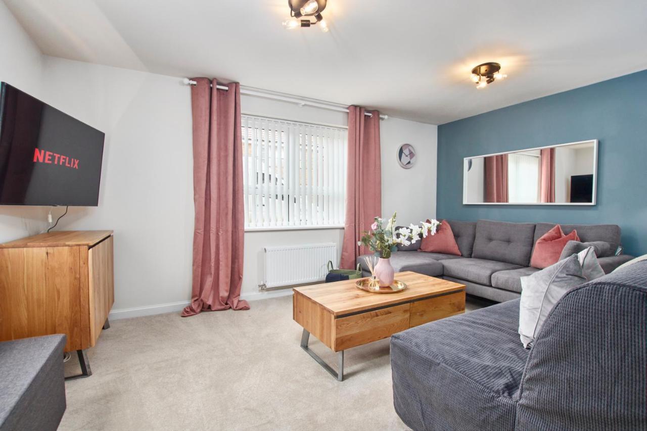 Superb 3br House In Sleeps 9 W/parking Coventry