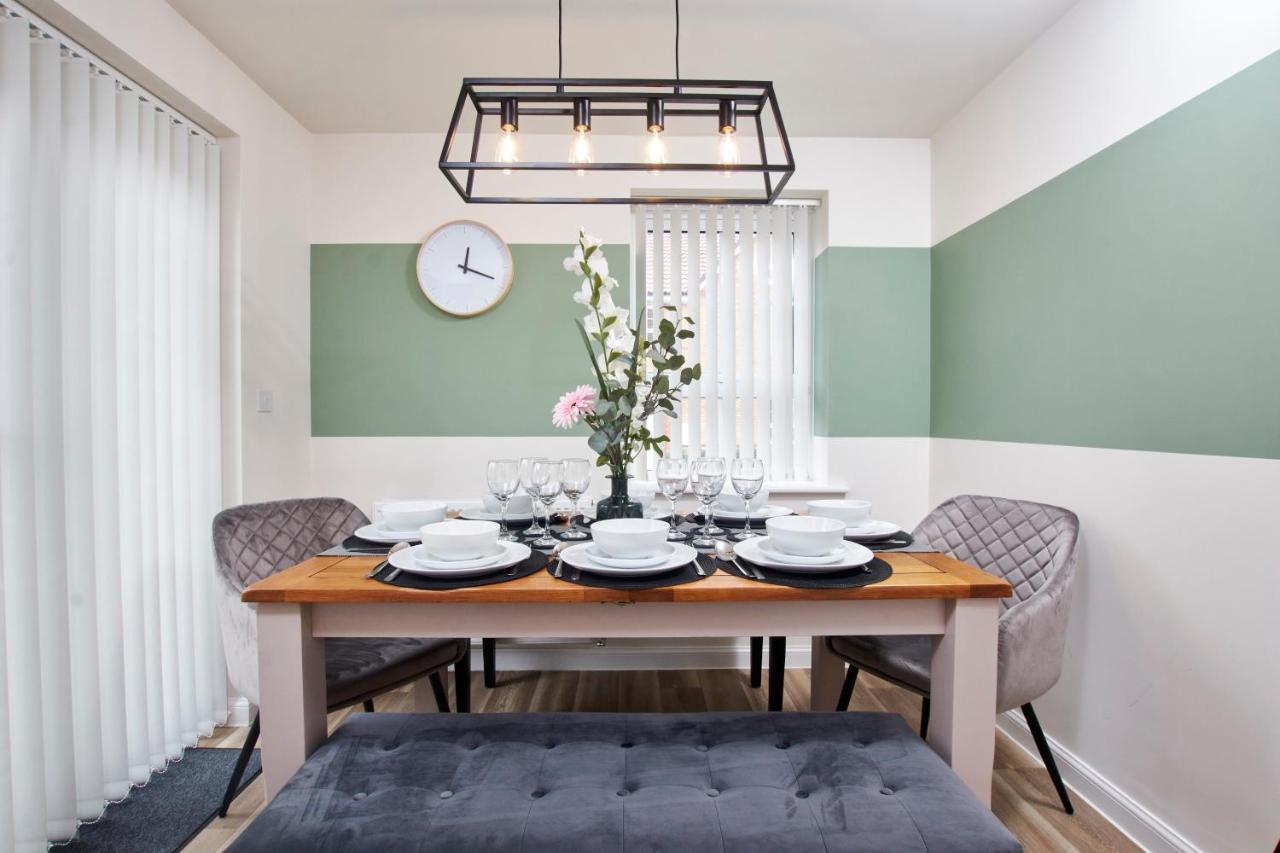 Superb 3br House In Sleeps 9 W/parking