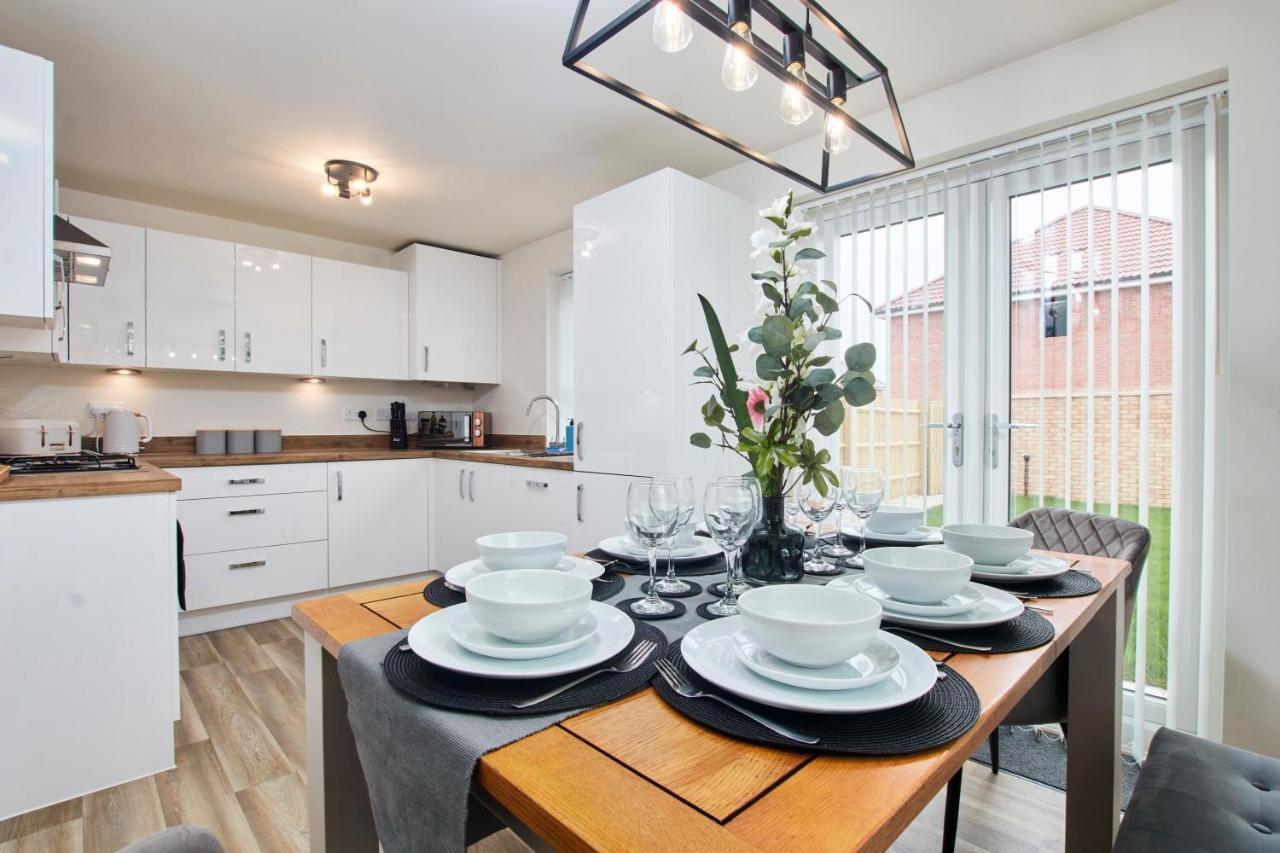 Superb 3br House In Sleeps 9 W/parking Coventry