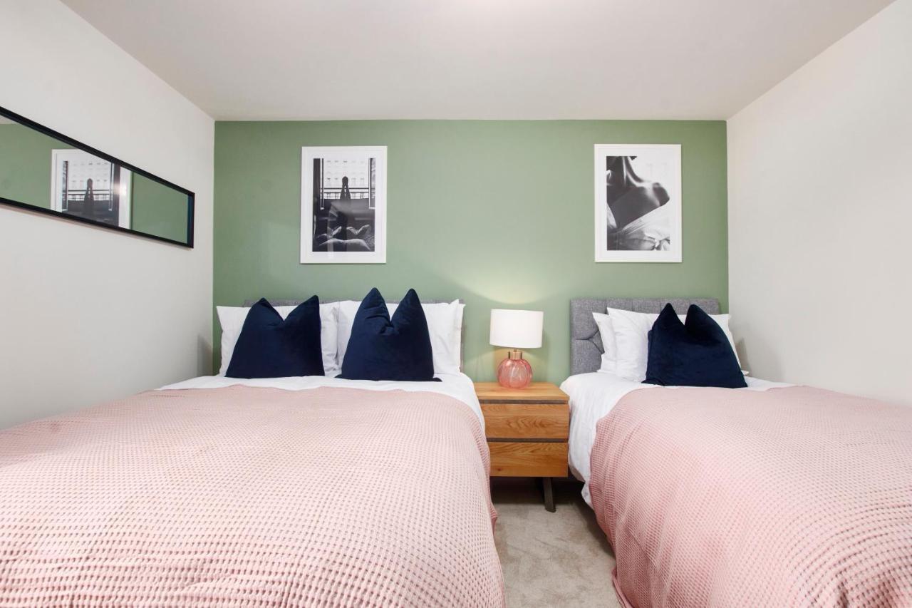 Superb 3br House In Sleeps 9 W/parking *