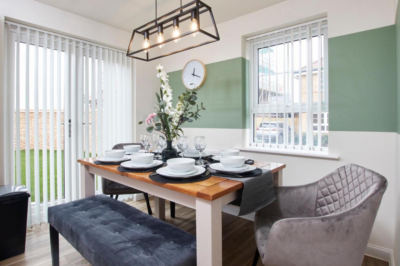 Superb 3br House In Sleeps 9 W/parking *