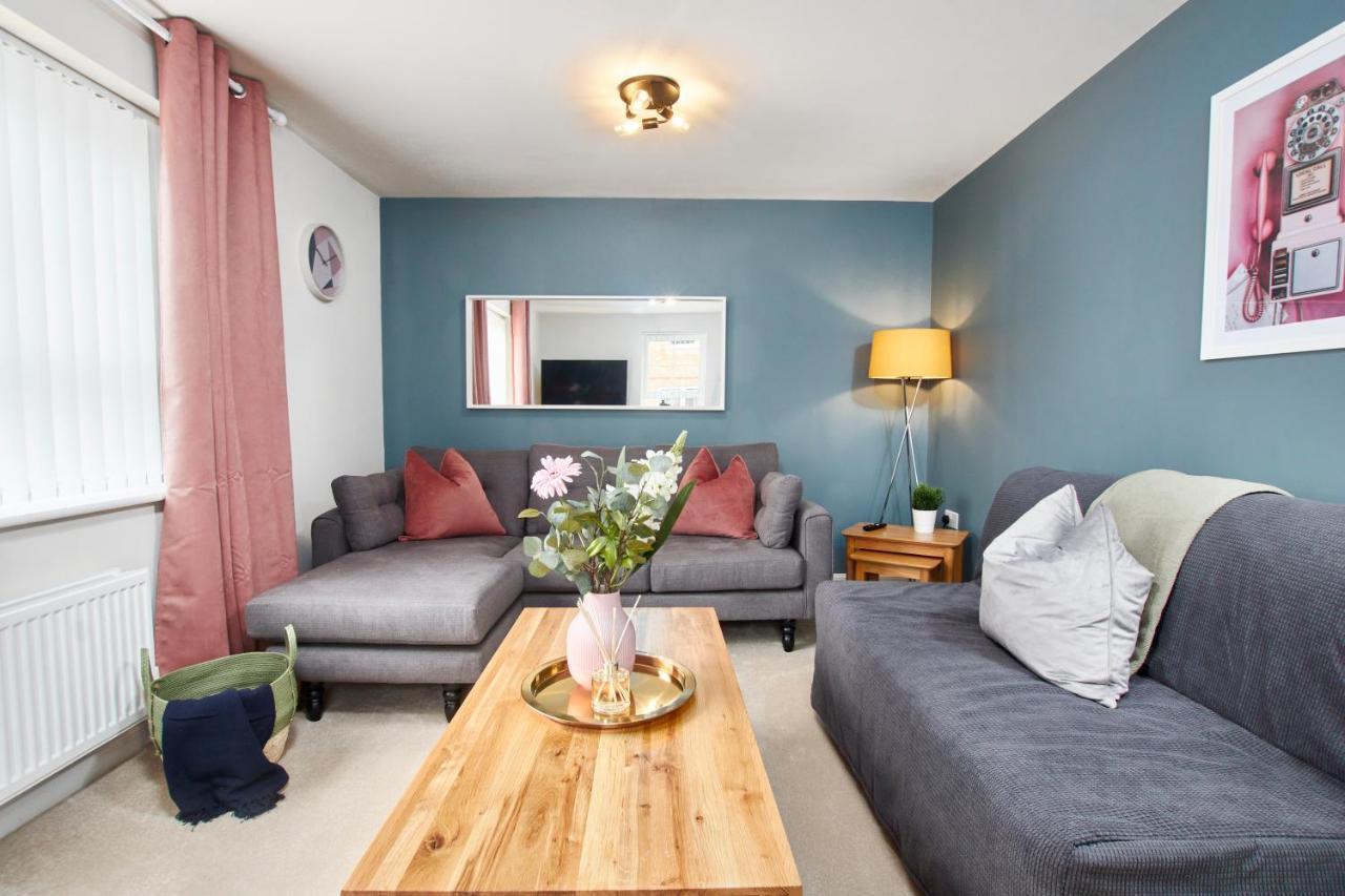 Superb 3br House In Sleeps 9 W/parking Casa de férias Coventry