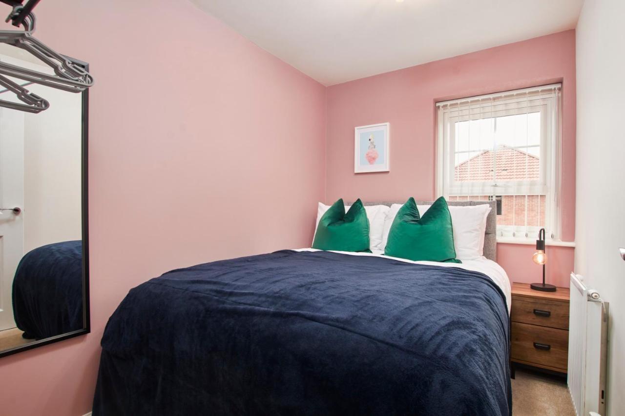 Superb 3br House In Sleeps 9 W/parking * Coventry