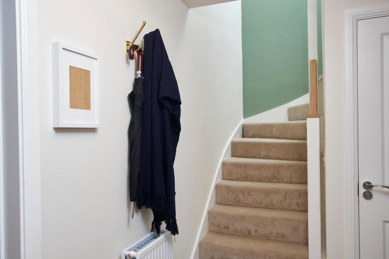 Superb 3br House In Sleeps 9 W/parking Casa de férias Coventry