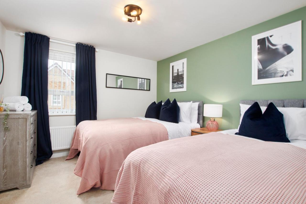 Superb 3br House In Sleeps 9 W/parking Coventry