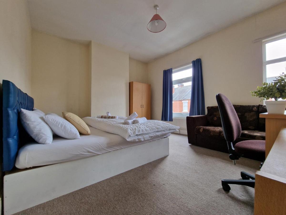 Living Serviced 5 *