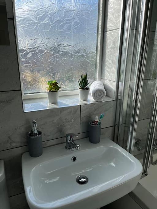 Casa de férias Modern 4-bed House With Garden & Parking Coventry