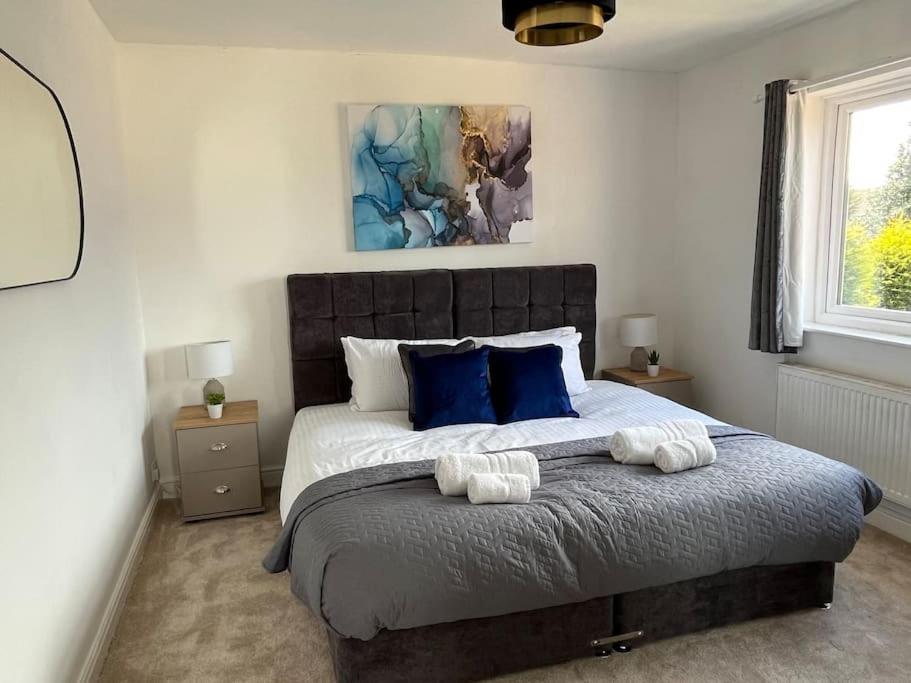 Modern 4-bed House With Garden & Parking Coventry