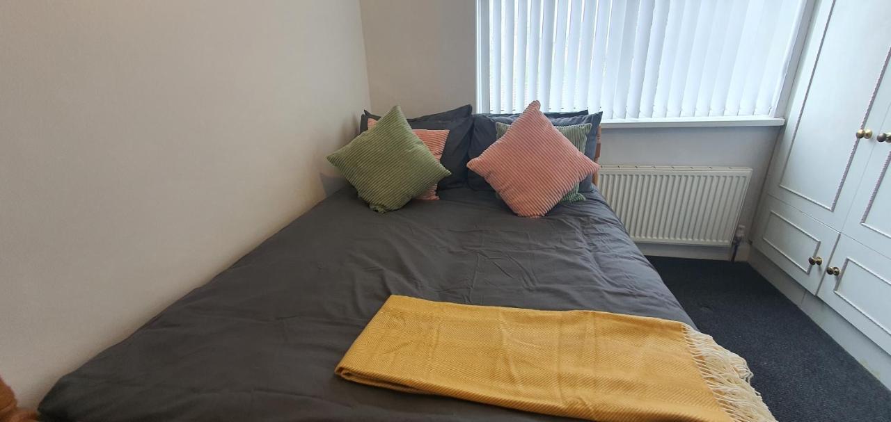 Spacious House * Coventry