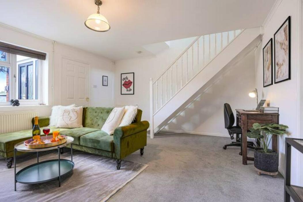 Blandford House: Garden Retreat With Smart Amenities Holiday home