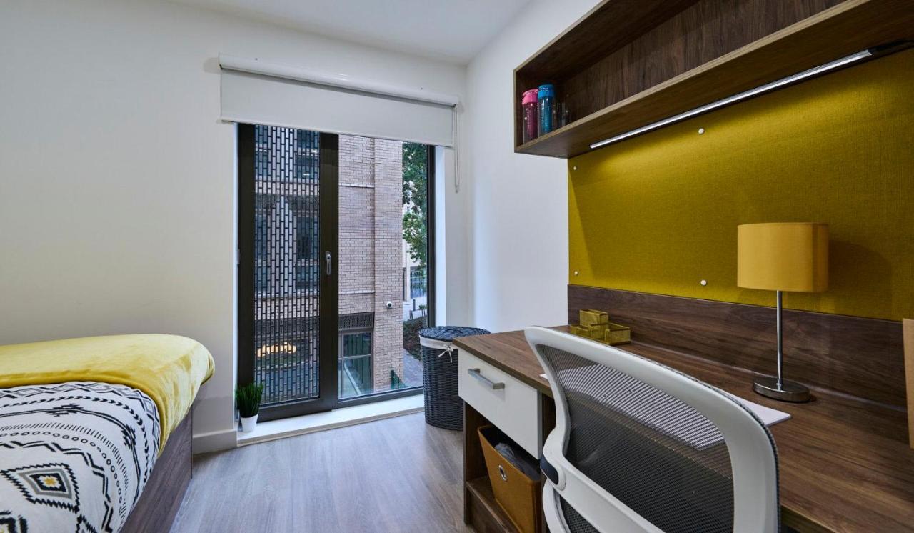 Apartment For Students Only Ensuite Bedrooms With Shared Kitchen At The Oaks In *