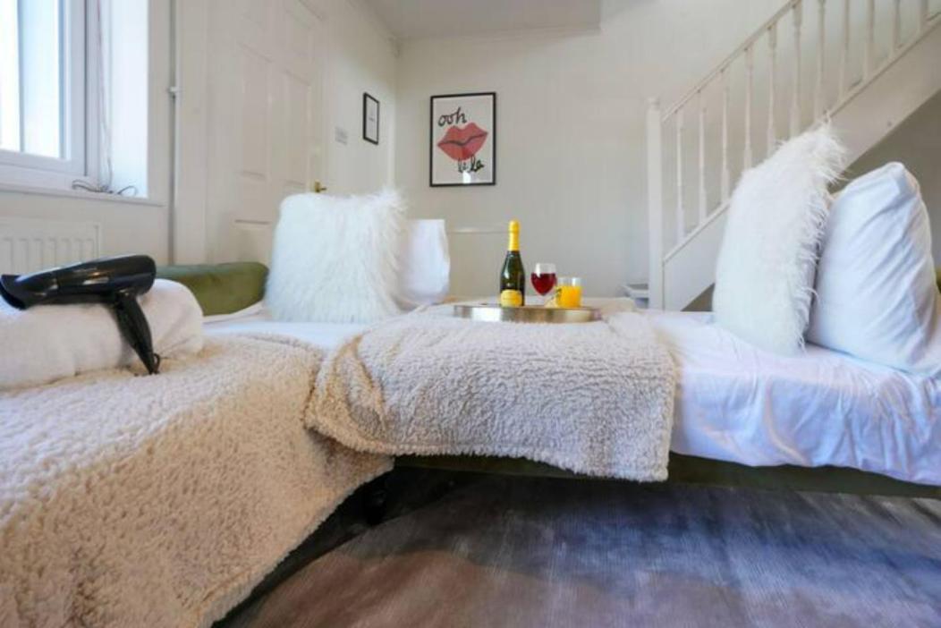Blandford House: Garden Retreat With Smart Amenities Holiday home