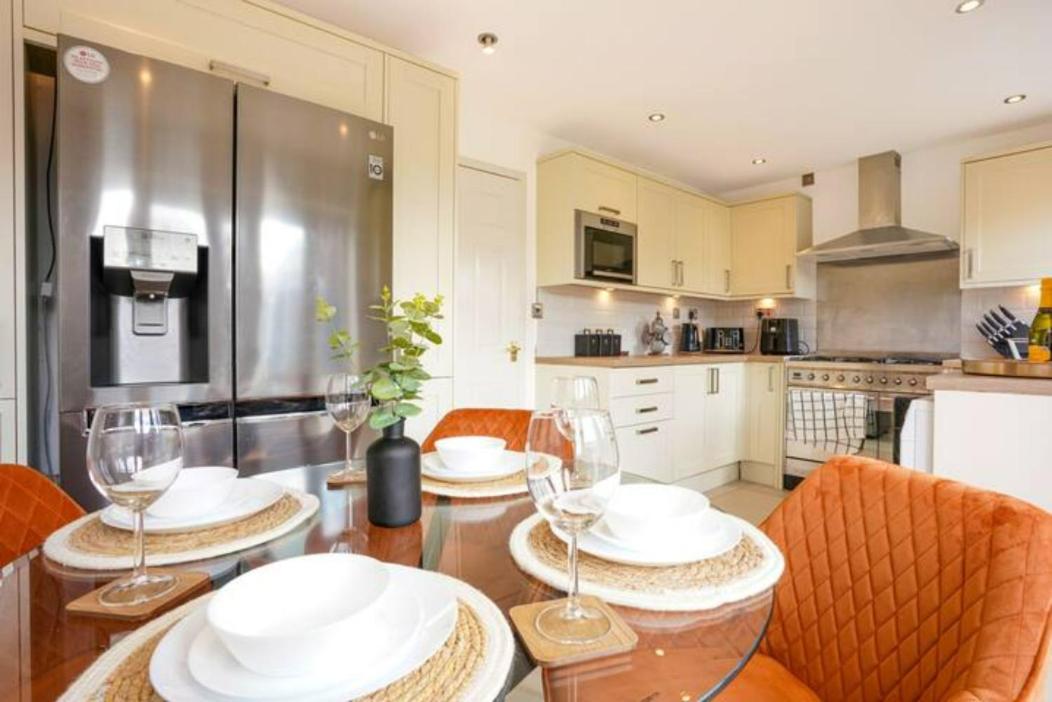 Blandford House: Garden Retreat With Smart Amenities Holiday home