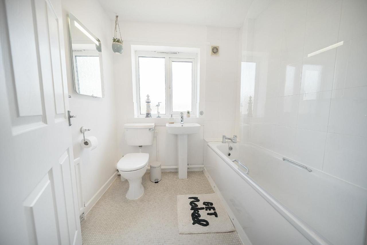 Holiday home Stylish 3 Bed House, Large Garden, Parking, Wifi - Esho Coventry