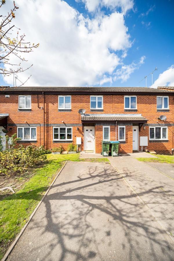 Stylish 3 Bed House, Large Garden, Parking, Wifi - Esho