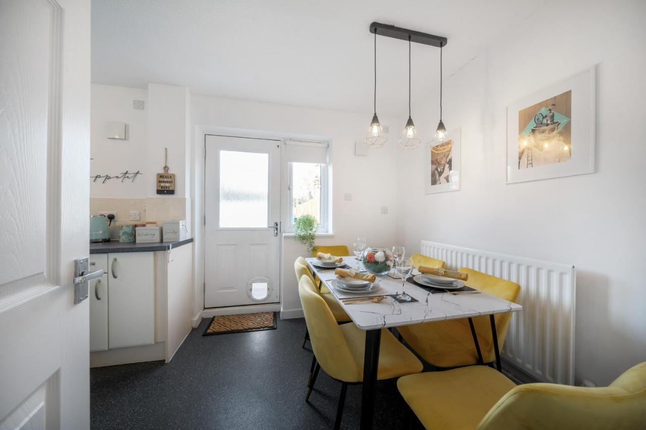 Stylish 3 Bed House, Large Garden, Parking, Wifi - Esho Coventry