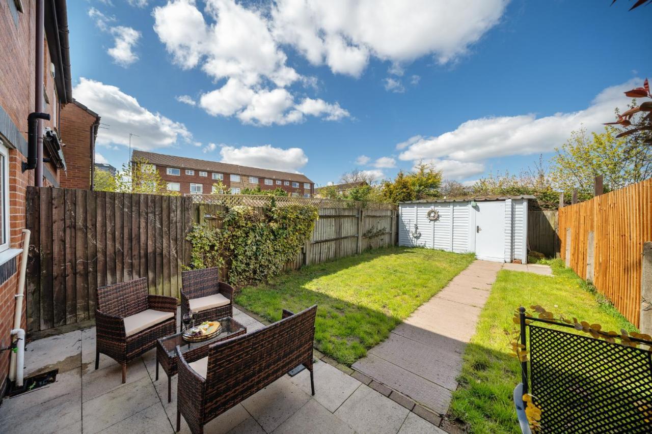 Stylish 3 Bed House, Large Garden, Parking, Wifi - Esho * Coventry