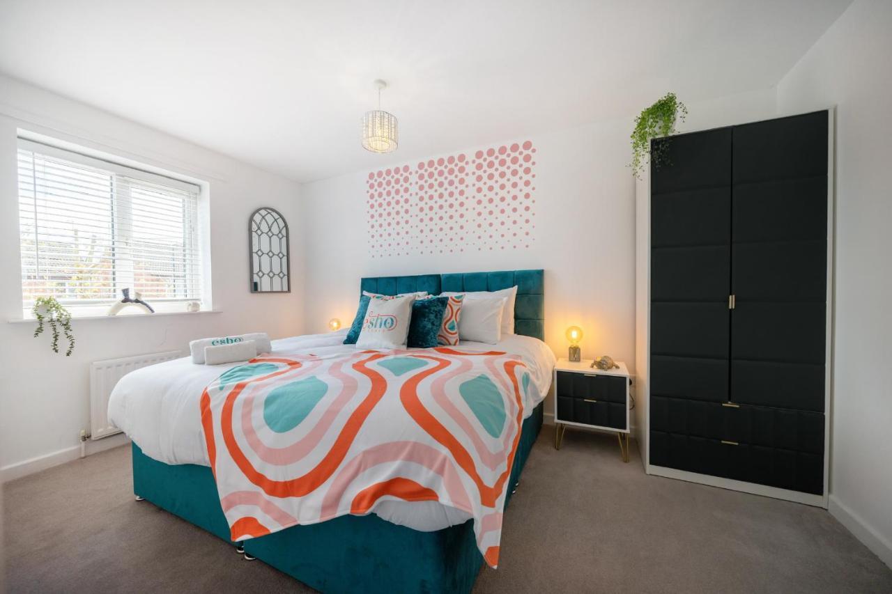 Stylish 3 Bed House, Large Garden, Parking, Wifi - Esho