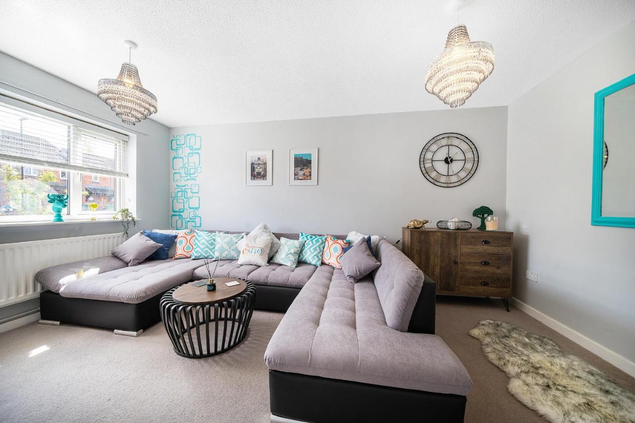 Stylish 3 Bed House, Large Garden, Parking, Wifi - Esho Holiday home Coventry