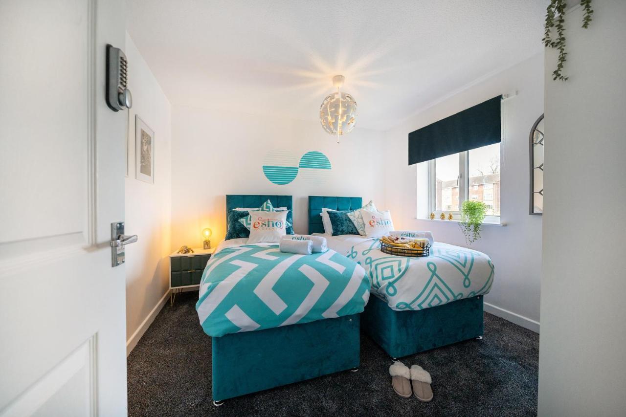 Stylish 3 Bed House, Large Garden, Parking, Wifi - Esho Holiday home