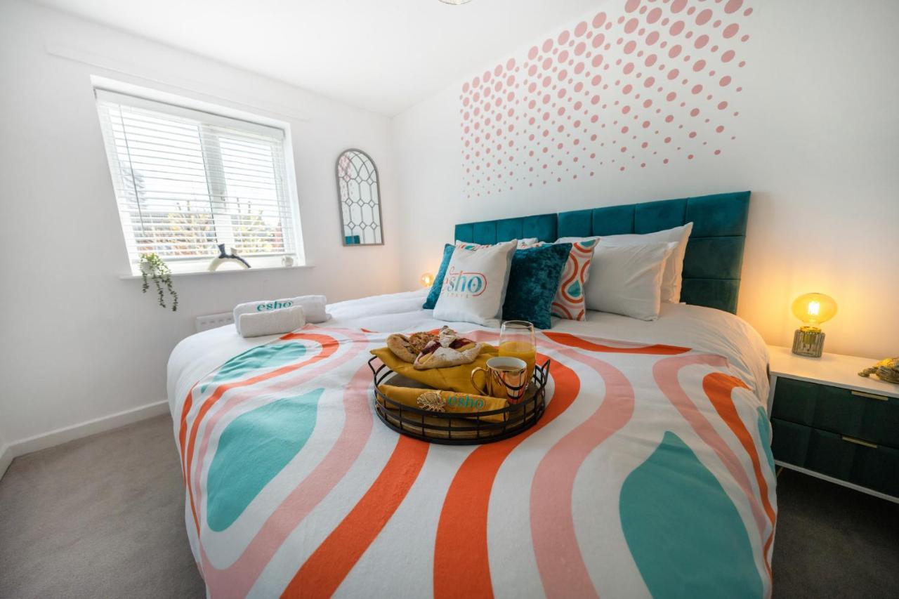 Stylish 3 Bed House, Large Garden, Parking, Wifi - Esho Holiday home *