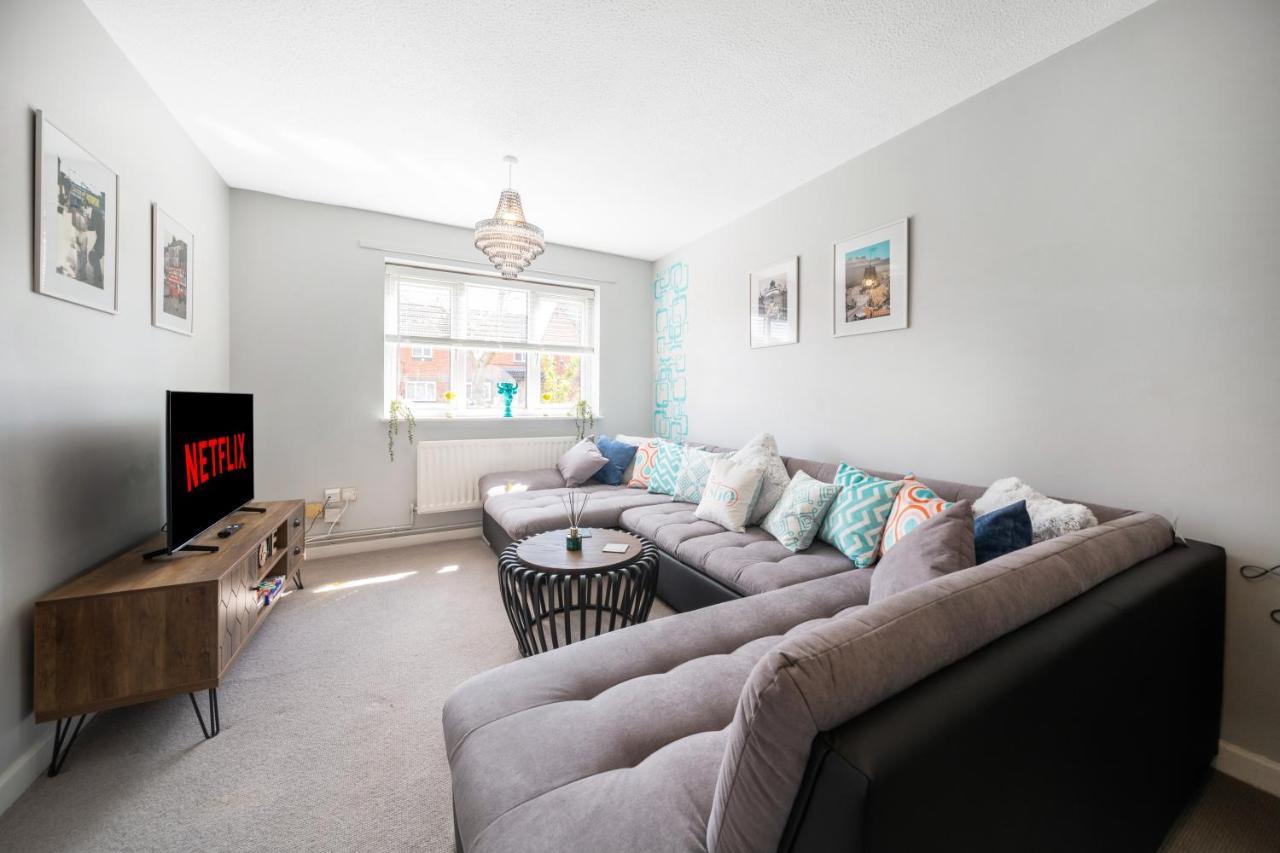 Stylish 3 Bed House, Large Garden, Parking, Wifi - Esho *