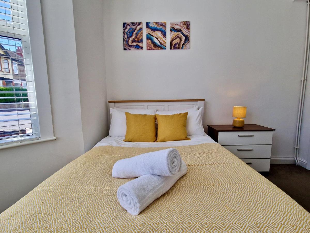 Centre Serviced House: Private With Ensuite & Parking