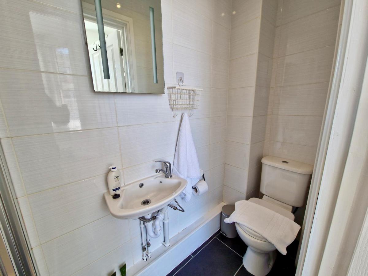 Centre Serviced House: Private With Ensuite & Parking Homestay *