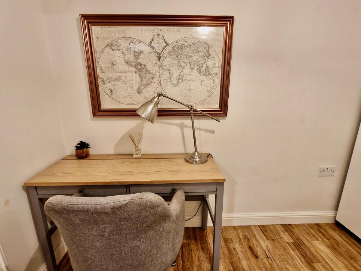 Apartment Stunning Luxury Serviced Next To Centre With Free Parking - Contractors & Relocators *