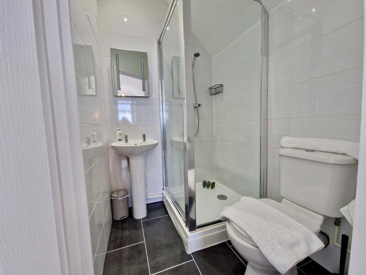 Centre Serviced House: Private With Ensuite & Parking Homestay *