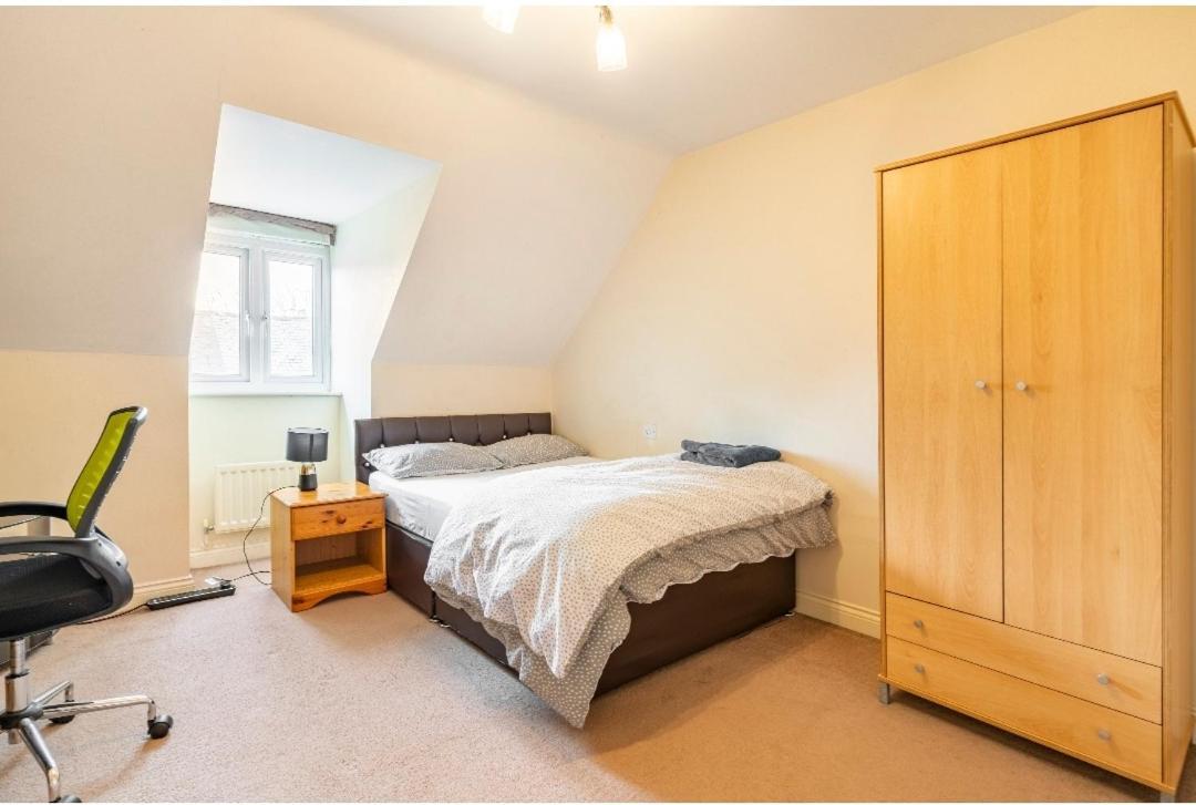 Cosy And Spacious Double Bedrooms Close To