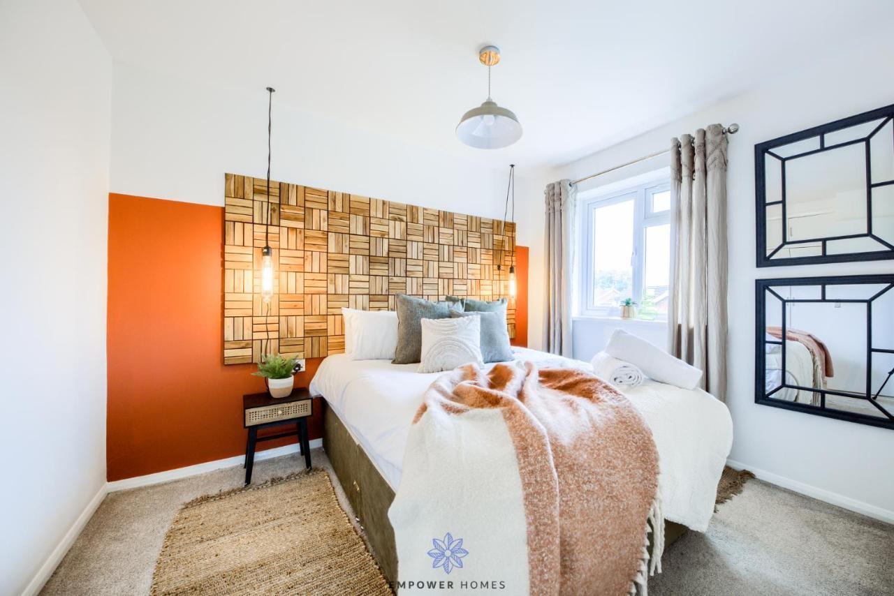 Beautiful House, Hospital, M6 M69, Private Parking, Sleeps 6, By Empower Homes Coventry