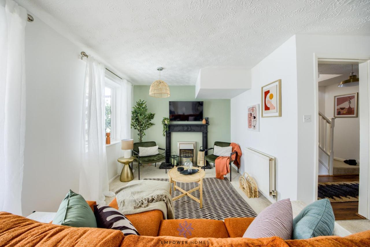 Beautiful House, Hospital, M6 M69, Private Parking, Sleeps 6, By Empower Homes Holiday home *