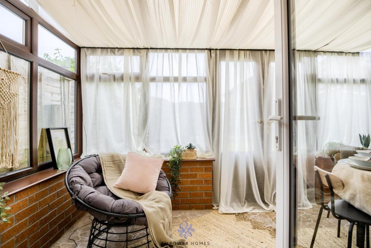Beautiful House, Hospital, M6 M69, Private Parking, Sleeps 6, By Empower Homes Holiday home Coventry