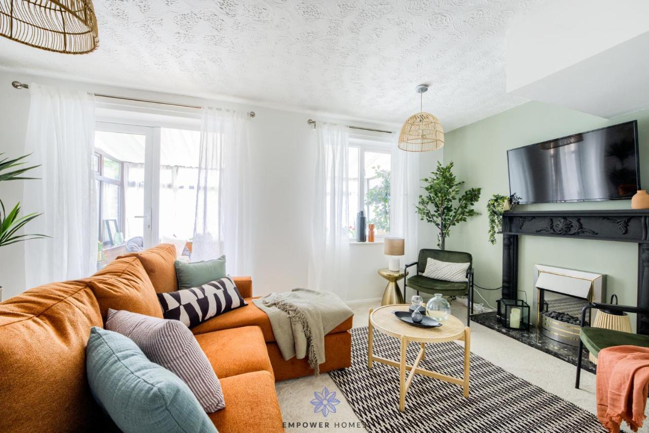 Holiday home Beautiful House, Hospital, M6 M69, Private Parking, Sleeps 6, By Empower Homes *