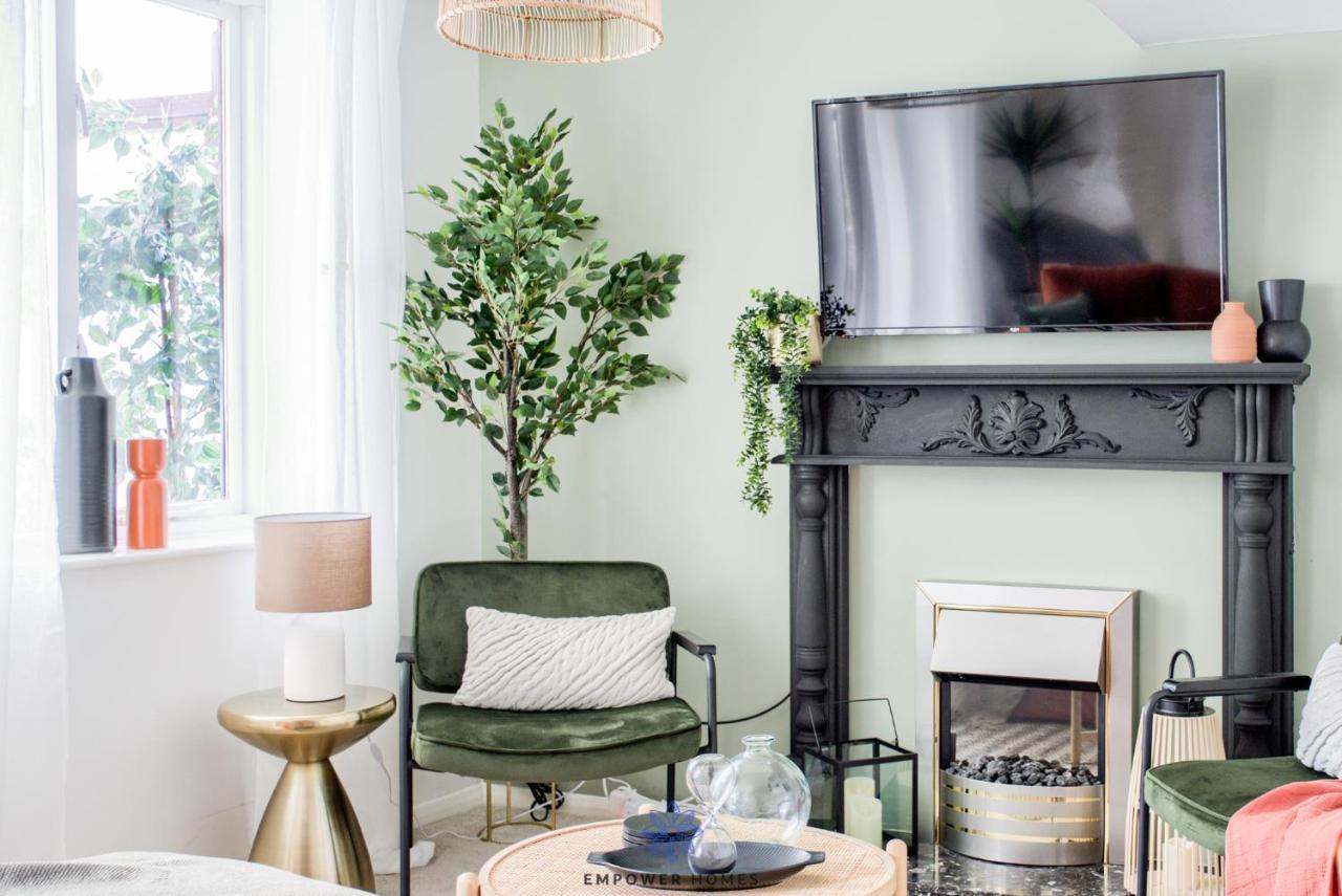 Beautiful House, Hospital, M6 M69, Private Parking, Sleeps 6, By Empower Homes Holiday home *