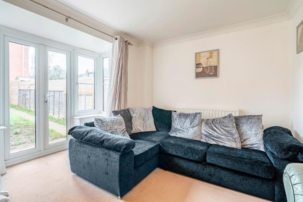 Cosy And Spacious Double Bedrooms Close To *