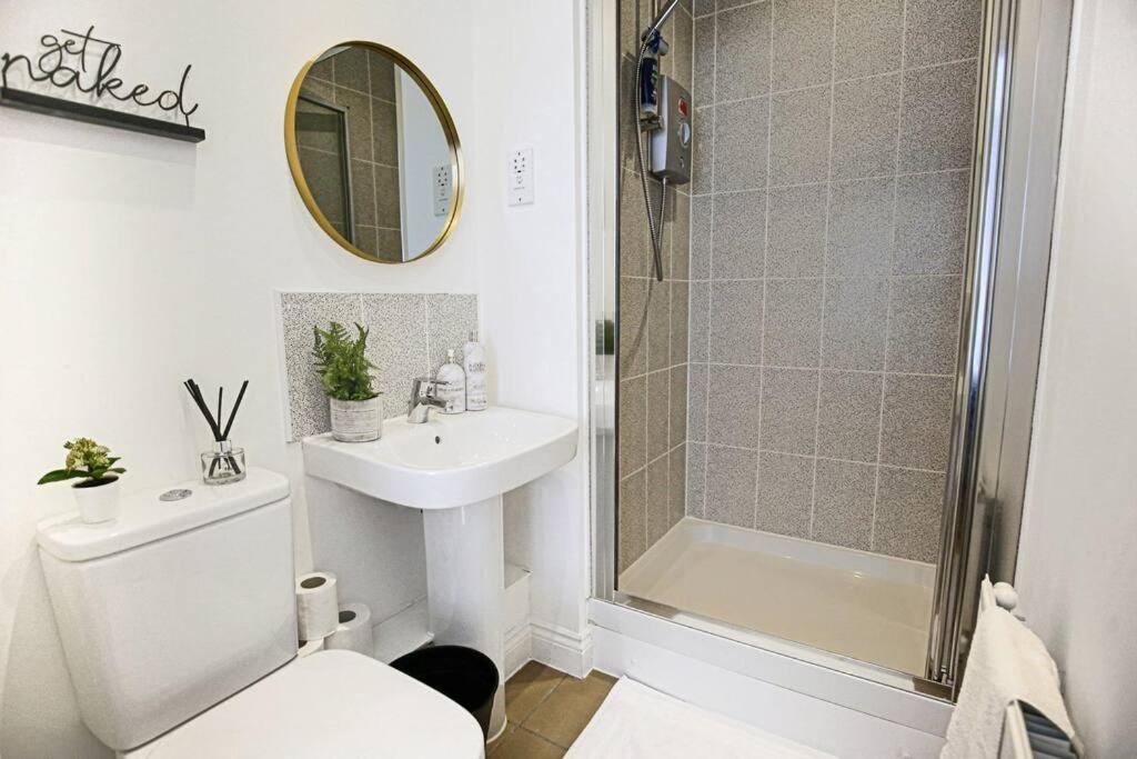 Holiday home Luxury Detached House With Free Parking, Fast Wifi And Smart Tv With Netflix By Yoko *