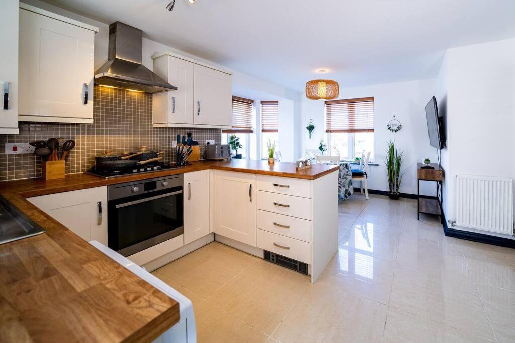 Luxury Detached House With Free Parking, Fast Wifi And Smart Tv With Netflix By Yoko
