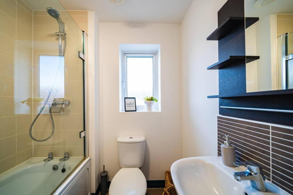 Luxury Detached House With Free Parking, Fast Wifi And Smart Tv With Netflix By Yoko Coventry