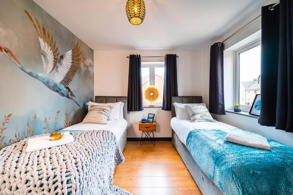 Luxury Detached House With Free Parking, Fast Wifi And Smart Tv With Netflix By Yoko Holiday home *