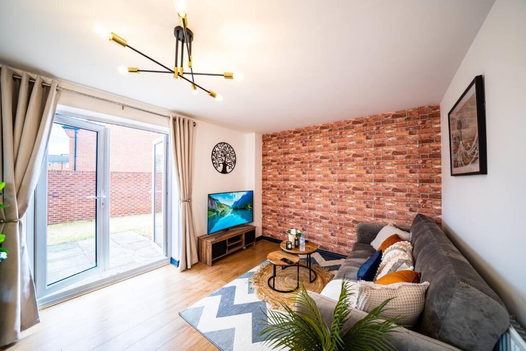 Luxury Detached House With Free Parking, Fast Wifi And Smart Tv With Netflix By Yoko Holiday home Coventry