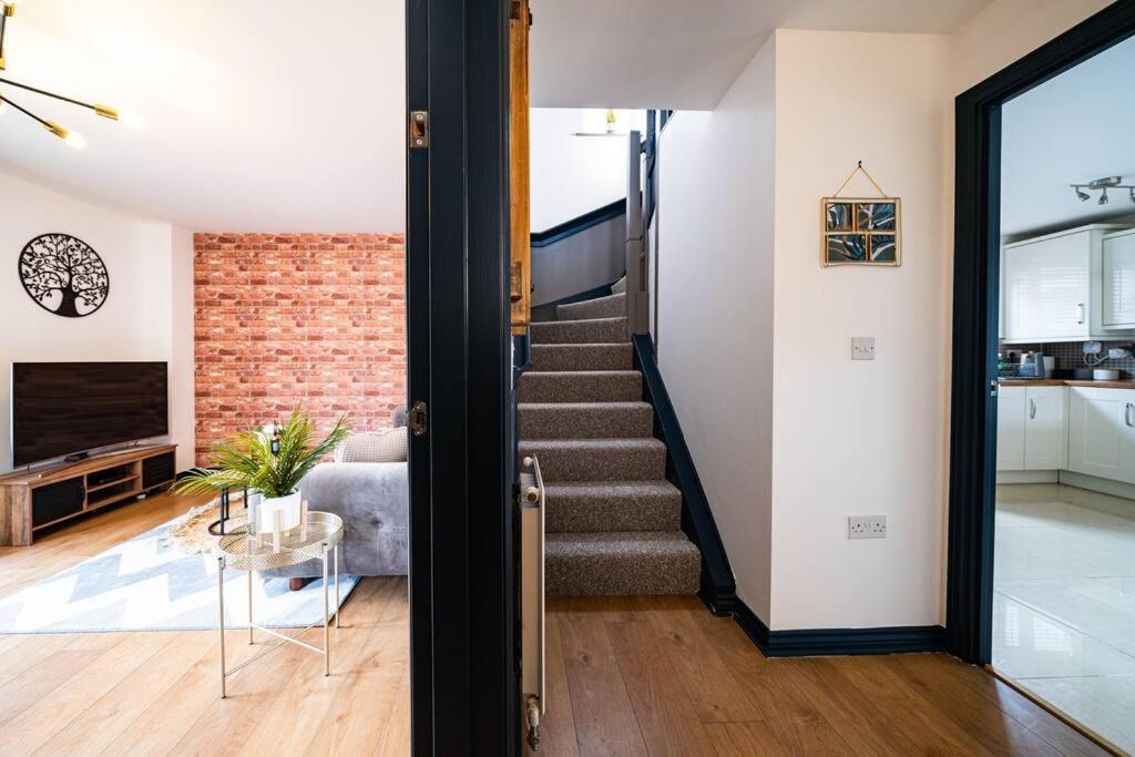 Holiday home Luxury Detached House With Free Parking, Fast Wifi And Smart Tv With Netflix By Yoko *