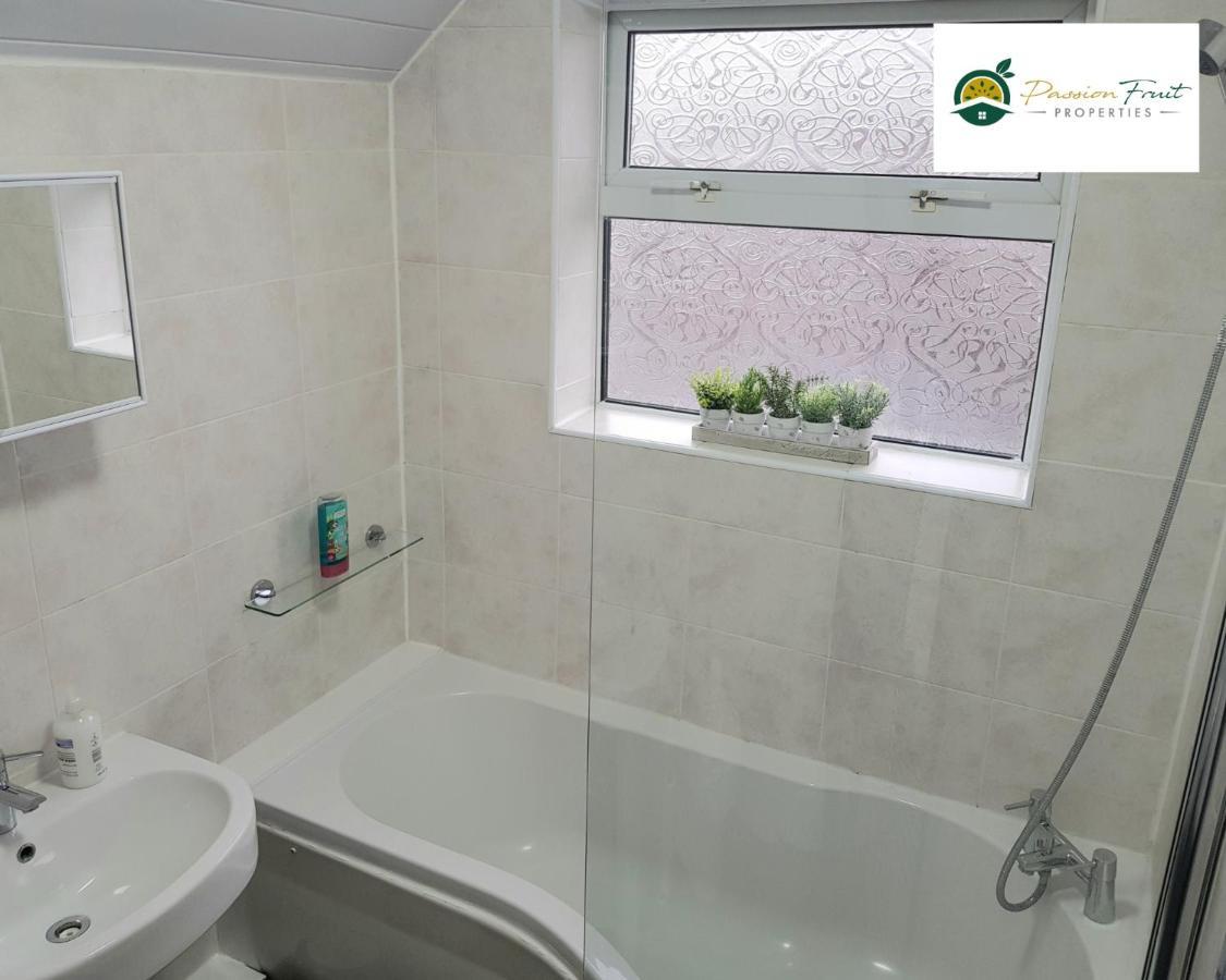 Passionfruits' Retreat: 3br With Pool Table & Garden Apartment Coventry