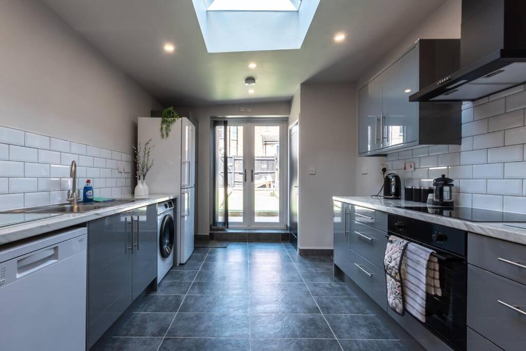 Moonstone - 5 Bed House With Parking Coventry