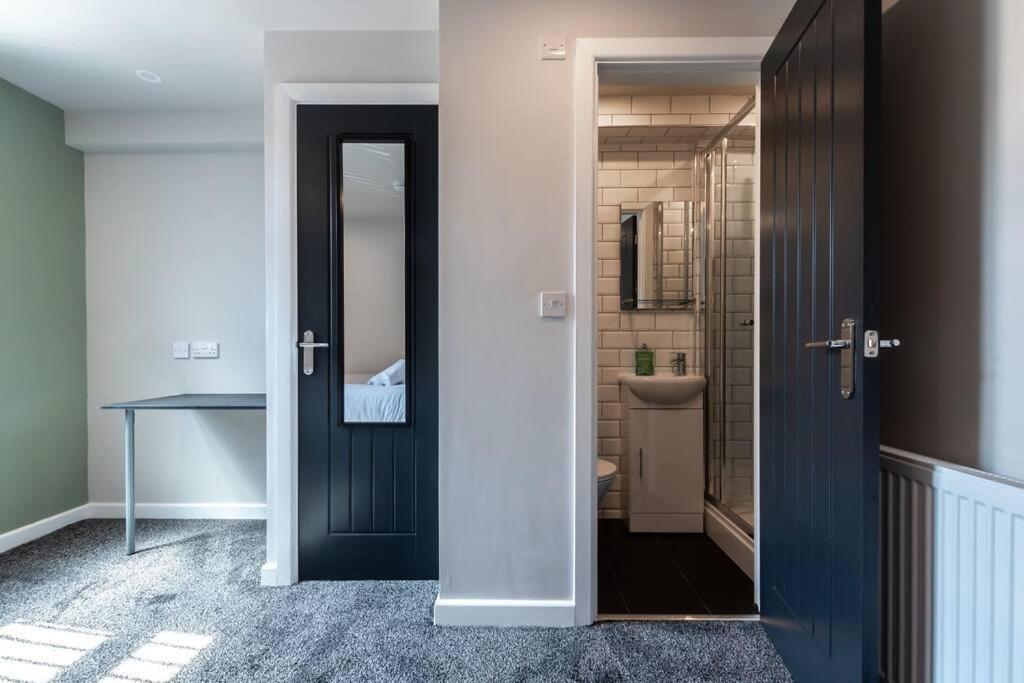 Moonstone - 5 Bed House With Parking * Coventry