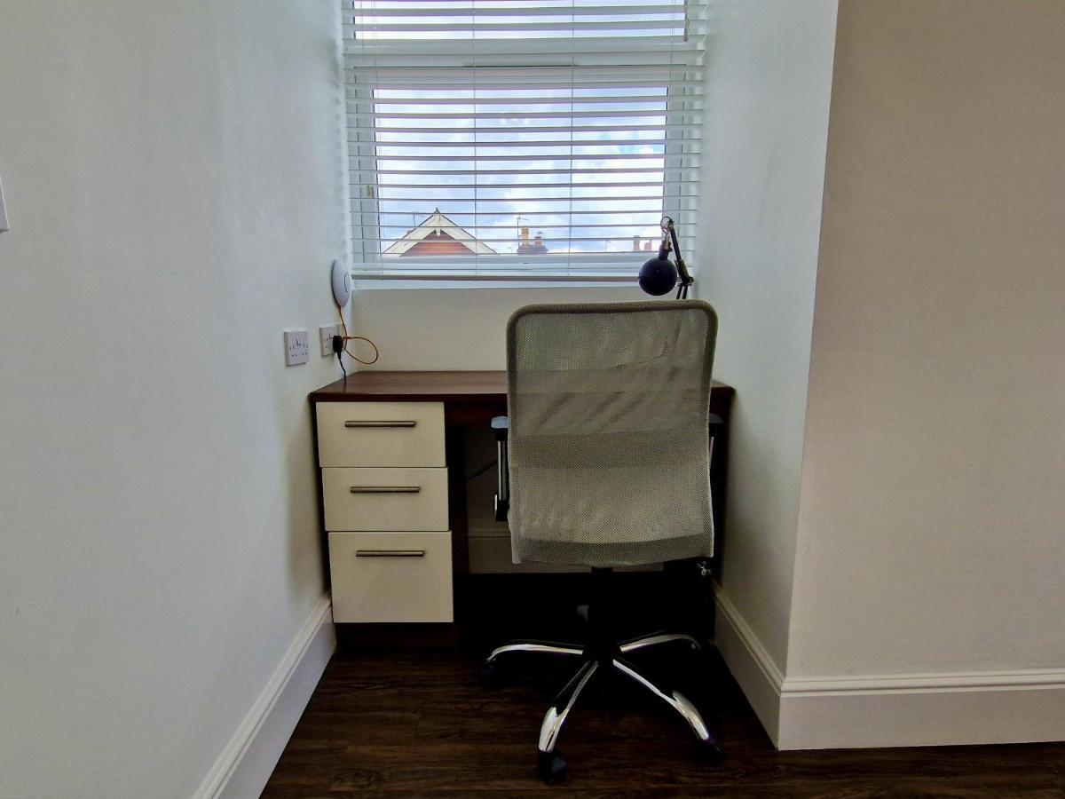 Centre Serviced House: Private With Ensuite & Parking *