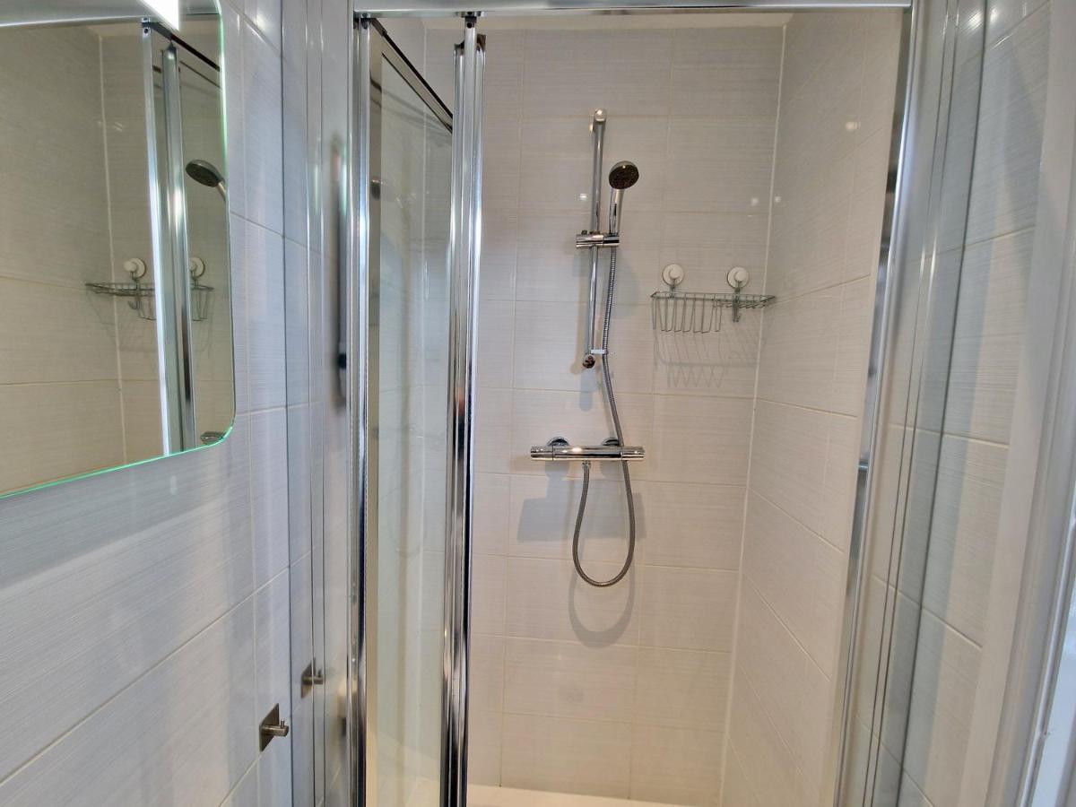 Centre Serviced House: Private With Ensuite & Parking Homestay