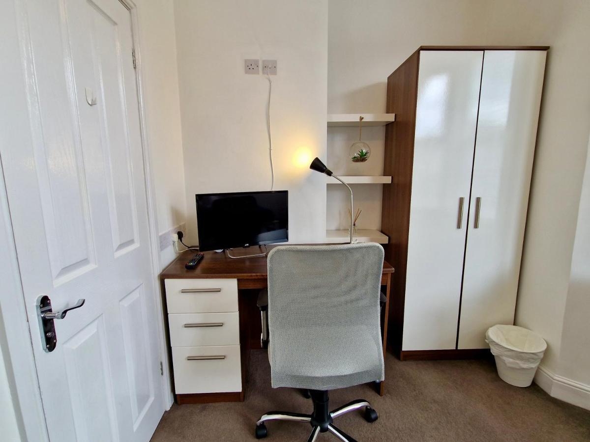 Centre Serviced House: Private With Ensuite & Parking Homestay