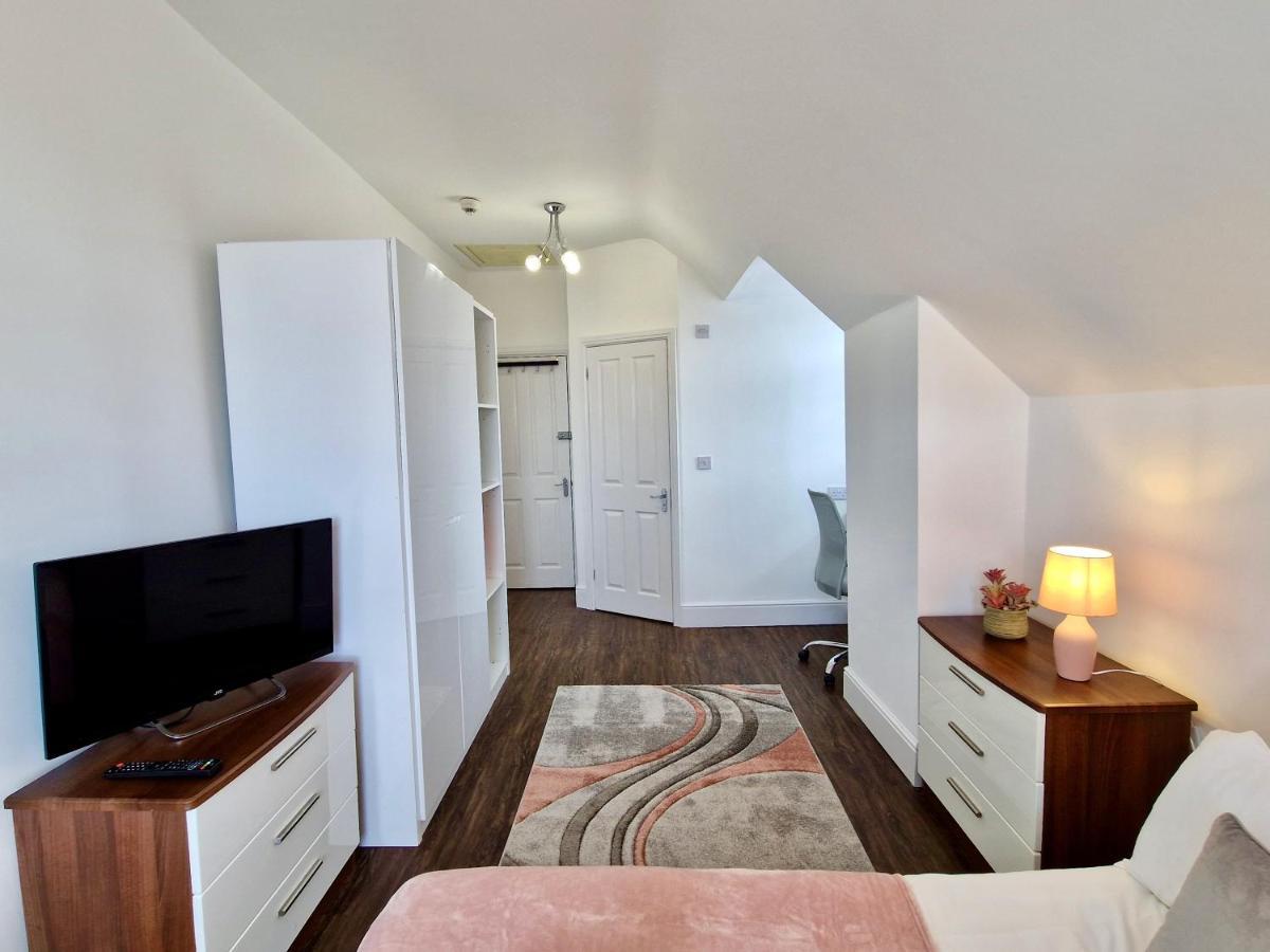 Centre Serviced House: Private With Ensuite & Parking